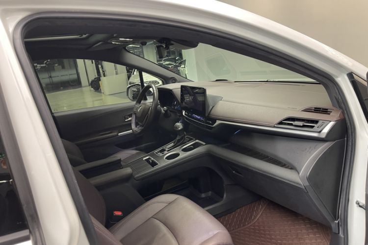 Used Toyota SIENNA 2021 2.5L Hybrid Platinum Edition Interior 4