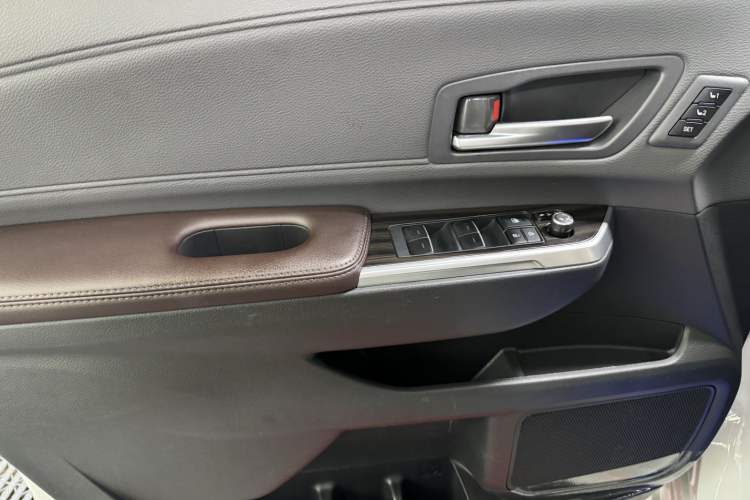 Used Toyota SIENNA 2021 2.5L Hybrid Platinum Edition Interior 5