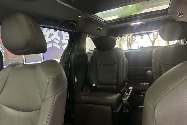 Used Toyota SIENNA 2021 2.5L Hybrid Platinum Edition Interior 5