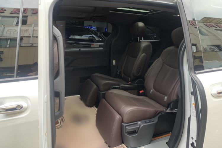 Used Toyota SIENNA 2021 2.5L Hybrid Platinum Edition Interior 6