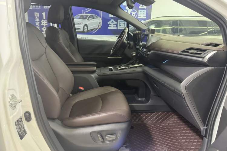 Used Toyota SIENNA 2021 2.5L Hybrid Platinum Edition Interior 6