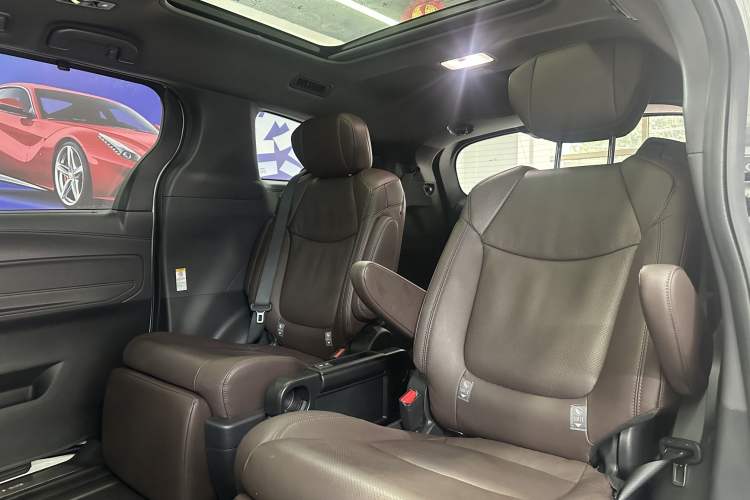 Used Toyota SIENNA 2021 2.5L Hybrid Platinum Edition Interior 6