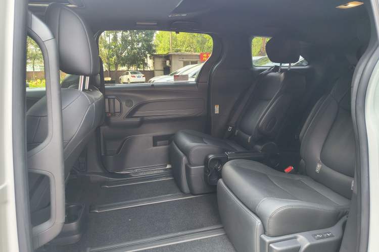 Used Toyota SIENNA 2021 2.5L Hybrid Premium Edition Interior 6