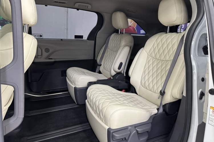 Used Toyota SIENNA 2021 2.5L Hybrid Comfort Edition Interior 7