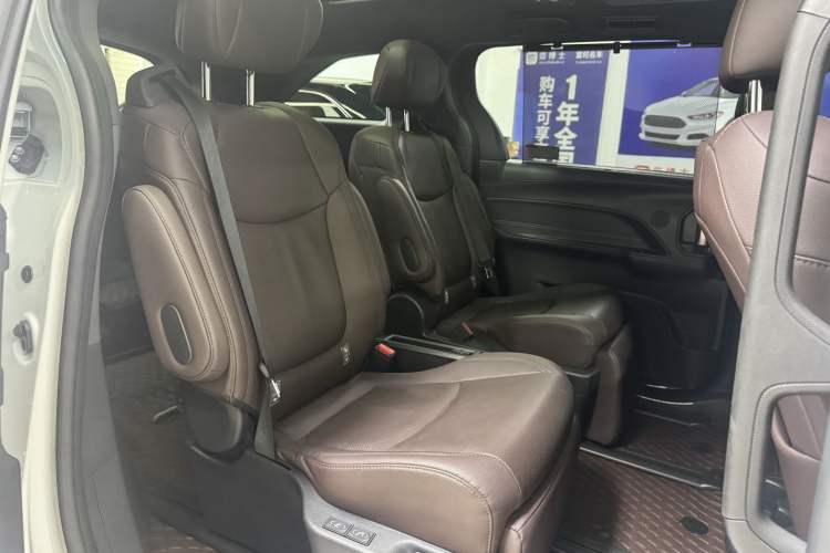 Used Toyota SIENNA 2021 2.5L Hybrid Platinum Edition Interior 7