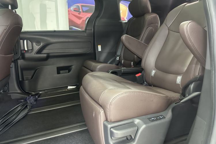 Used Toyota SIENNA 2021 2.5L Hybrid Platinum Edition Interior 7