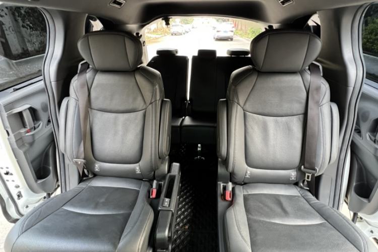 Used Toyota SIENNA 2021 2.5L Hybrid Premium Edition Interior 7