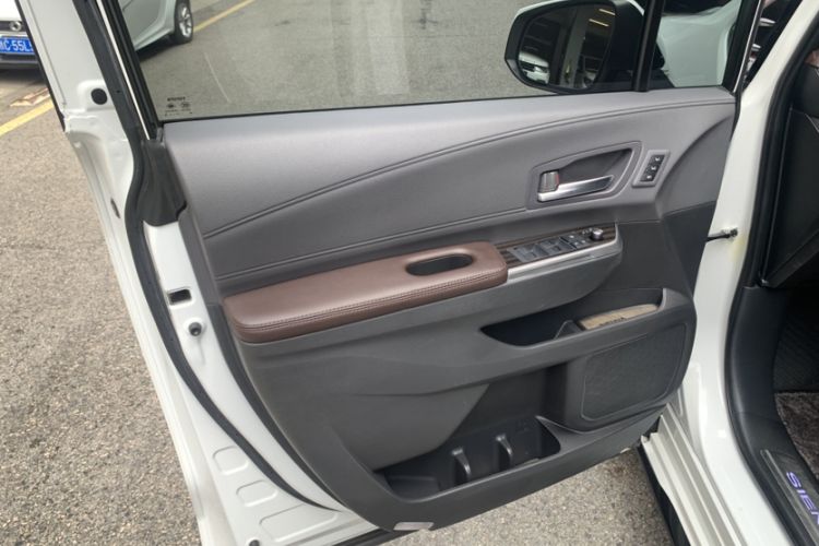 Used Toyota SIENNA 2021 2.5L Hybrid Platinum Edition Interior 8