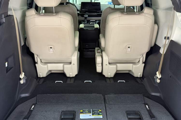 Used Toyota SIENNA 2021 2.5L Hybrid Ultimate Edition Interior 8