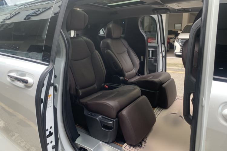 Used Toyota SIENNA 2021 2.5L Hybrid Platinum Edition Interior 9