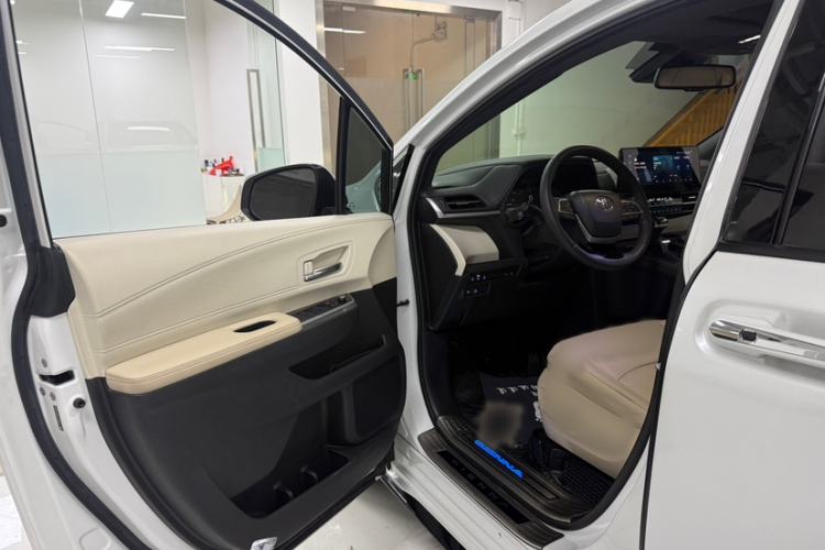 Used Toyota SIENNA 2021 2.5L Hybrid Ultimate Edition Interior 9