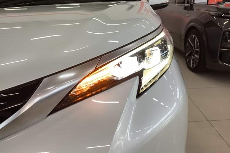 Used Toyota SIENNA 2021 2.5L Hybrid Platinum Edition Left Front Headlight