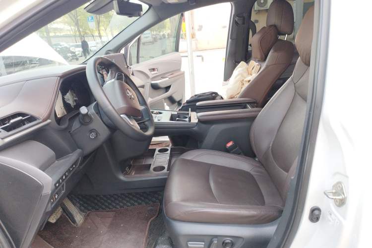 Used Toyota SIENNA 2021 2.5L Hybrid Platinum Edition Left Front Seat