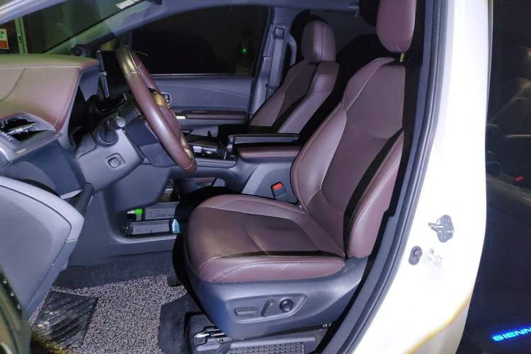 Used Toyota SIENNA 2021 2.5L Hybrid Platinum Edition Left Front Seat
