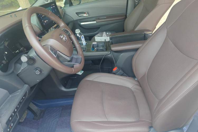 Used Toyota SIENNA 2021 2.5L Hybrid Platinum Edition Left Front Seat