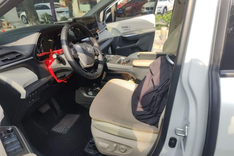 Used Toyota SIENNA 2021 2.5L Hybrid Premium Edition Left Front Seat