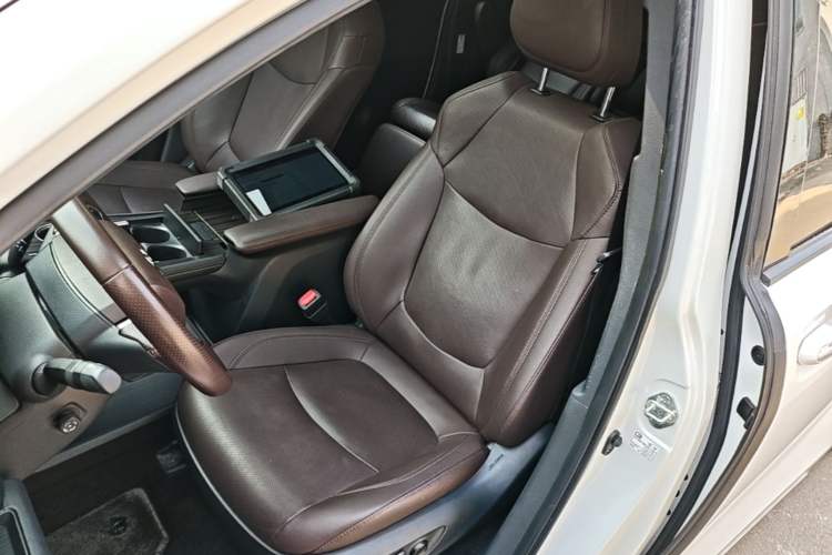 Used Toyota SIENNA 2021 2.5L Hybrid Platinum Edition Left Front Seat