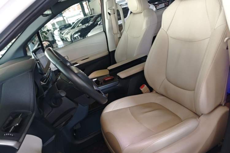 Used Toyota SIENNA 2021 2.5L Hybrid Ultimate Edition Left Front Seat