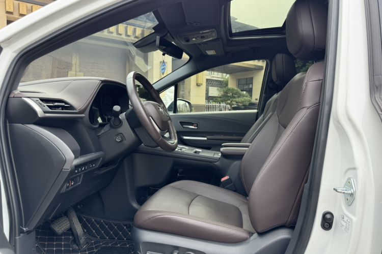 Used Toyota SIENNA 2021 2.5L Hybrid Platinum Edition Left Front Seat