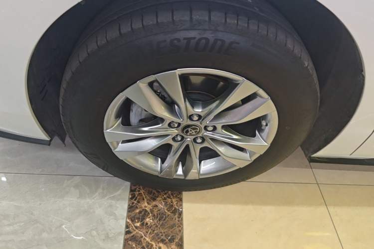 Used Toyota SIENNA 2021 2.5L Hybrid Platinum Edition Left Front Wheel Hub