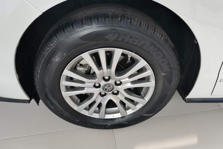 Used Toyota SIENNA 2021 2.5L Hybrid Premium Edition Left Front Wheel Hub