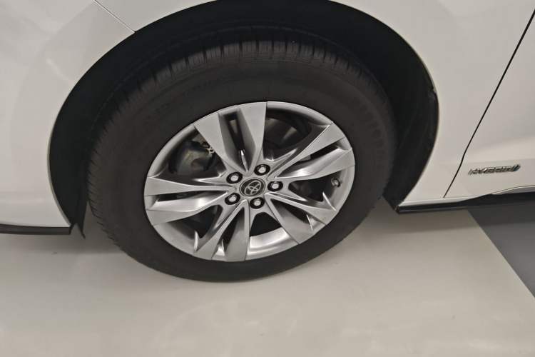Used Toyota SIENNA 2021 2.5L Hybrid Platinum Edition Left Front Wheel Hub