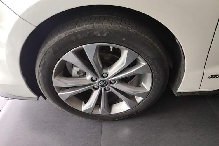 Used Toyota SIENNA 2021 2.5L Hybrid Premium Edition Left Front Wheel Hub