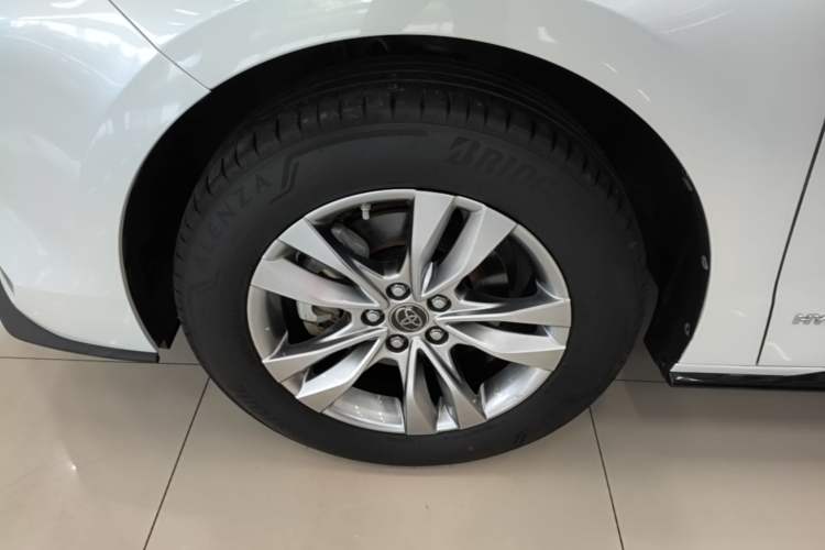 Used Toyota SIENNA 2021 2.5L Hybrid Platinum Edition Left Front Wheel Hub