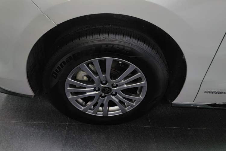 Used Toyota SIENNA 2021 2.5L Hybrid Premium Edition Left Front Wheel Hub