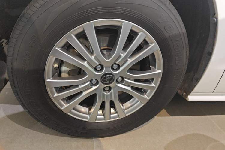 Used Toyota SIENNA 2021 2.5L Hybrid Comfort Edition Left Front Wheel Hub