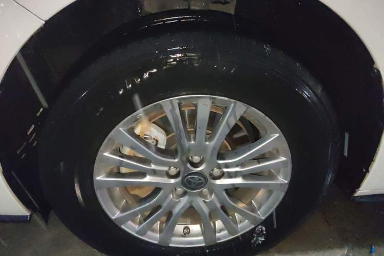 Used Toyota SIENNA 2021 2.5L Hybrid Luxury Edition Left Front Wheel Hub