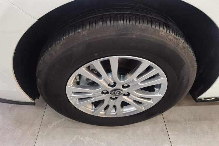 Used Toyota SIENNA 2021 2.5L Hybrid Premium Edition Left Front Wheel Hub