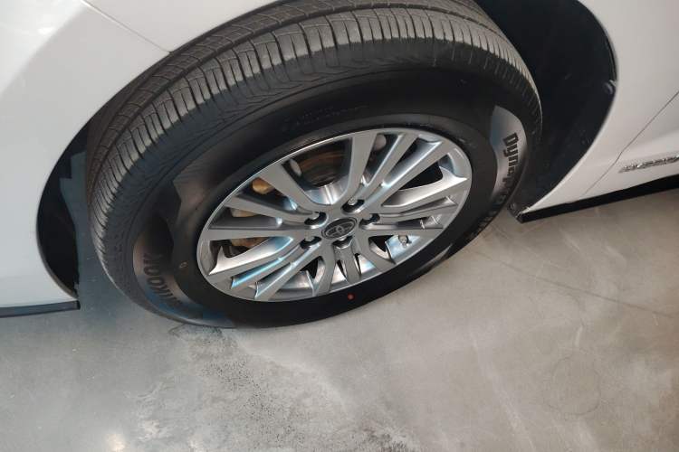 Used Toyota SIENNA 2021 2.5L Hybrid Luxury Edition Left Front Wheel Hub