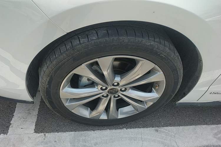 Used Toyota SIENNA 2021 2.5L Hybrid Platinum Edition Left Front Wheel Hub
