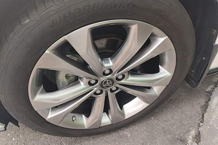 Used Toyota SIENNA 2021 2.5L Hybrid Platinum Edition Left Front Wheel Hub