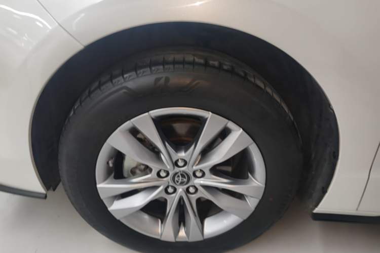 Used Toyota SIENNA 2021 2.5L Hybrid Platinum Edition Left Front Wheel Hub