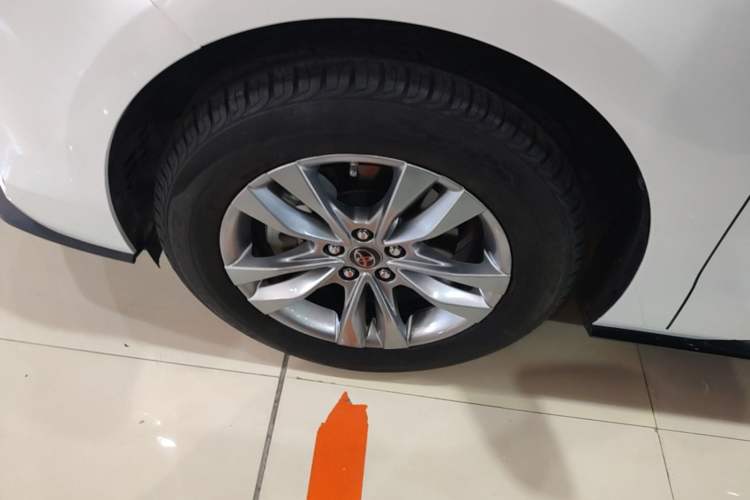 Used Toyota SIENNA 2021 2.5L Hybrid Platinum Edition Left Front Wheel Hub
