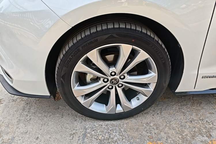 Used Toyota SIENNA 2021 2.5L Hybrid Platinum Edition Left Front Wheel Hub