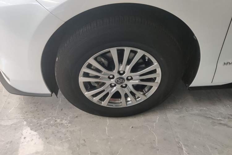 Used Toyota SIENNA 2021 2.5L Hybrid Premium Edition Left Front Wheel Hub