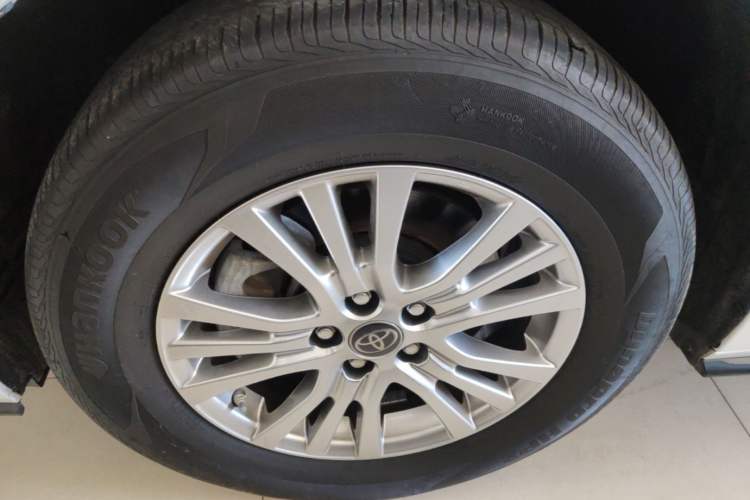 Used Toyota SIENNA 2021 2.5L Hybrid Premium Edition Left Front Wheel Hub
