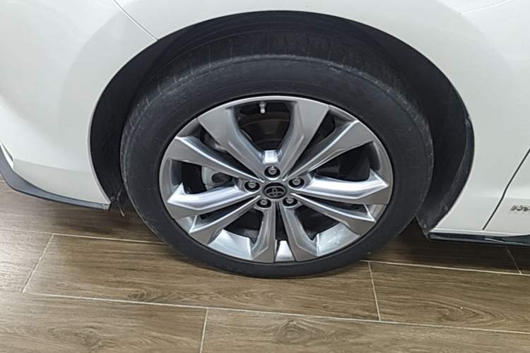Used Toyota SIENNA 2021 2.5L Hybrid Platinum Edition Left Front Wheel Hub