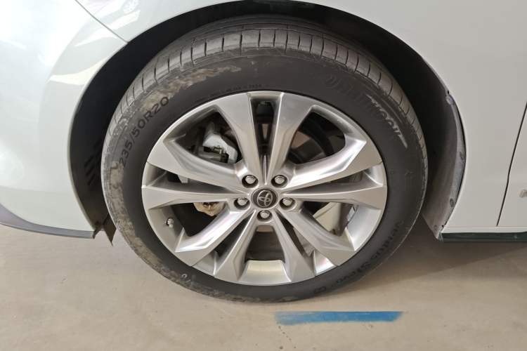 Used Toyota SIENNA 2021 2.5L Hybrid Premium Edition Left Front Wheel Hub