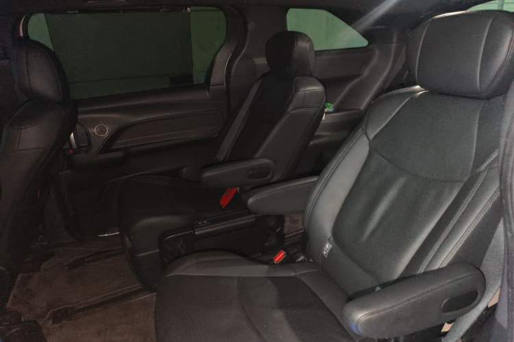 Used Toyota SIENNA 2021 2.5L Hybrid Platinum Edition Left Rear Seat