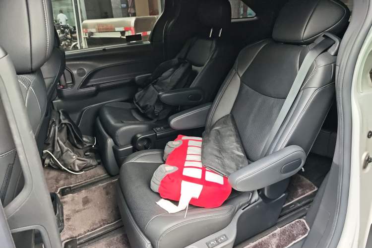 Used Toyota SIENNA 2021 2.5L Hybrid Premium Edition Left Rear Seat