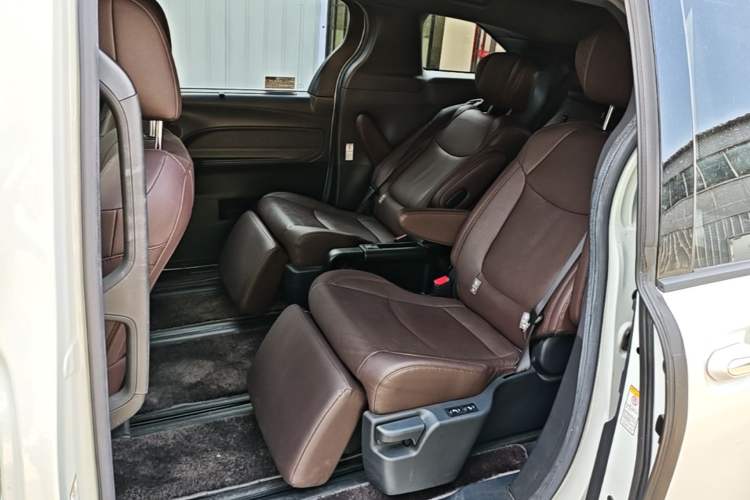 Used Toyota SIENNA 2021 2.5L Hybrid Platinum Edition Left Rear Seat