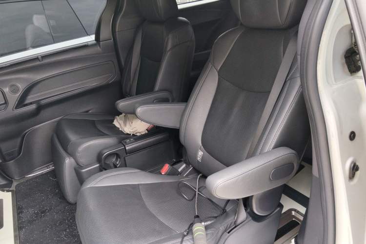 Used Toyota SIENNA 2021 2.5L Hybrid Platinum Edition Left Rear Seat