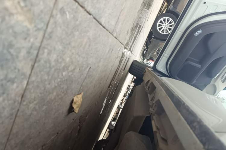 Used Toyota SIENNA 2021 2.5L Hybrid Luxury Edition Left Side Sill