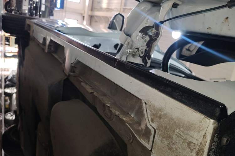 Used Toyota SIENNA 2021 2.5L Hybrid Platinum Edition Left Side Sill