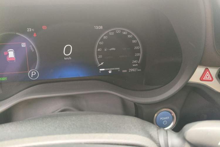 Used Toyota SIENNA 2021 2.5L Hybrid Platinum Edition Odometer Close Up