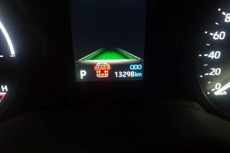 Used Toyota SIENNA 2021 2.5L Hybrid Premium Edition Odometer Close Up